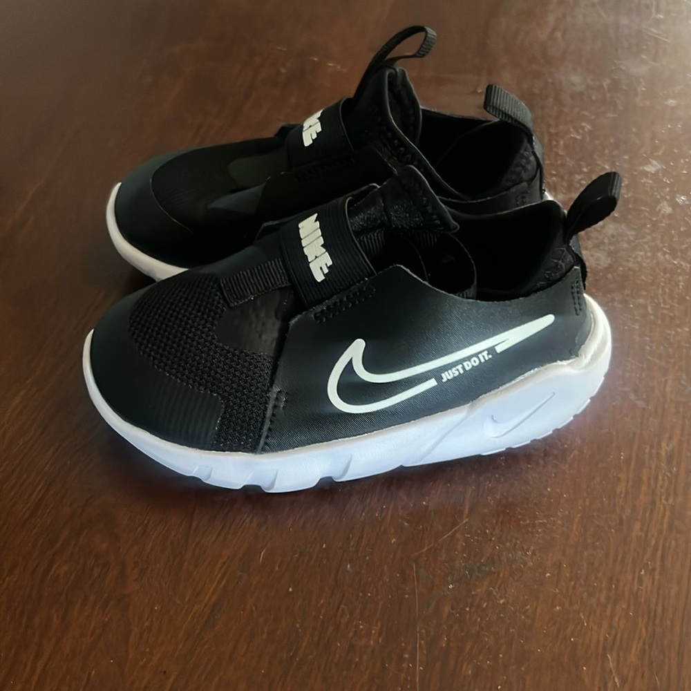 Nike toddler flex runner size 9 - black and white - never worn